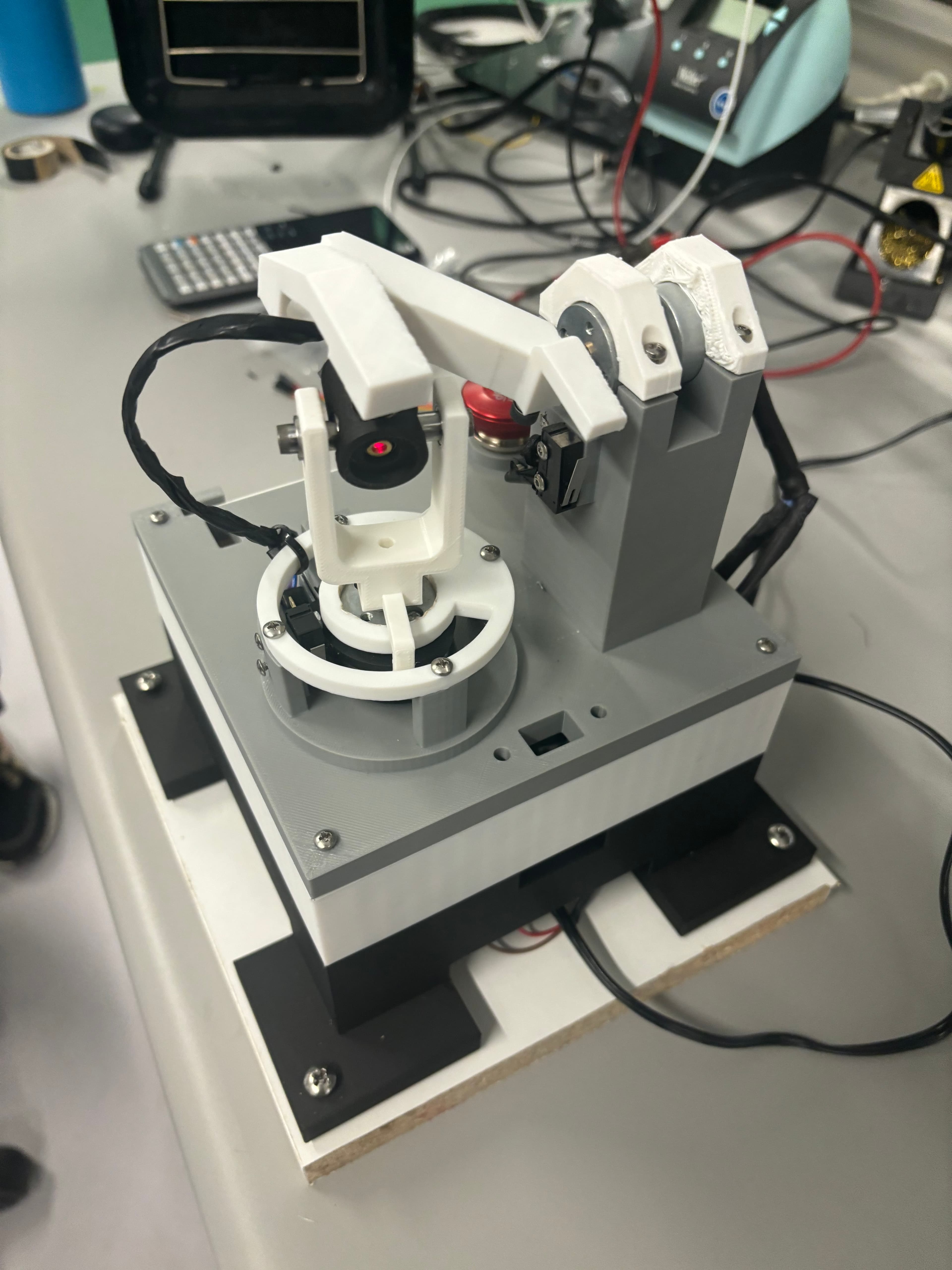 High-Frequency Shape-Drawing Robotic Wrist